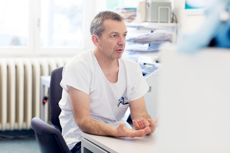 Il dottor Georg Staubli è responsabile del reparto di emergenza dell'ospedale pediatrico. È particolarmente impegnato in inverno. Immagine: Vera Hartmann / 13 Foto