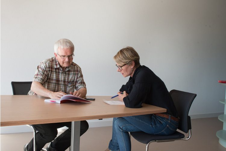 Is the school curriculum being neglected? Dani Burg says in an interview with Evelin Hartmann: "It could be reduced".