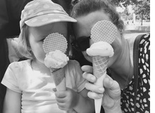 Glacé mag Online-Leiterin Florina Schwander überall. Aber in Lausanne gefällts der dreifachen Mama und angeheirateten Romande ganz besonders gut und sie freut sich schon auf die nächste Kugel «sésame noir» in Ouchy.