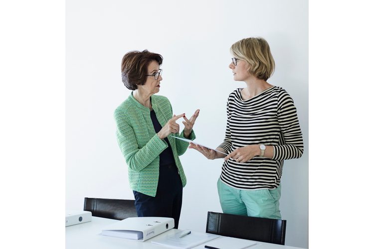 Sociologist Margret Bürgisser in conversation with Fritz+Fränzi author Evelin Hartmann.