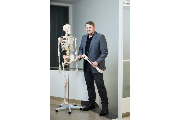 Le professeur Thomas Dreher, 38 ans, est médecin-chef en orthopédie et traumatologie pédiatriques à l'Hôpital des enfants de Zurich depuis le 1er septembre 2018. Auparavant, il a travaillé plusieurs années à la clinique universitaire de Heidelberg. Thomas Dreher est marié et père de trois enfants âgés de 2, 5 et 8 ans.