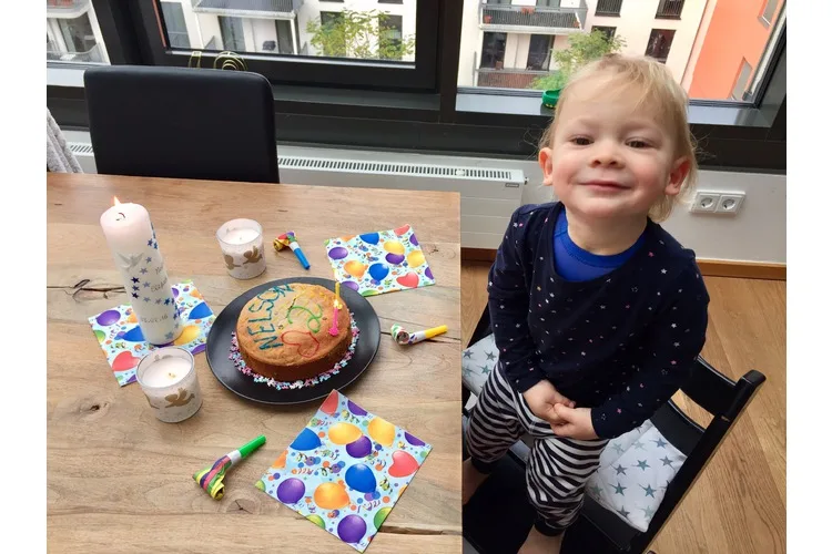 Un an après l'accident, Nelson fête son deuxième anniversaire.