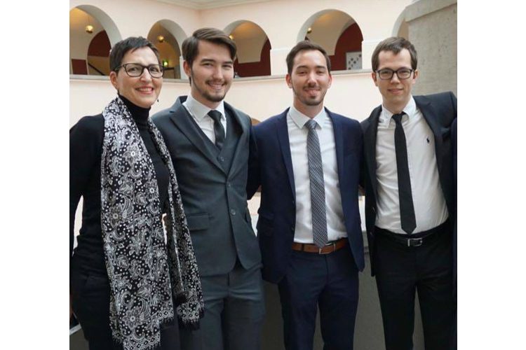 Éva Berger con i suoi figli.