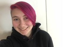 Nadja, 16, wohnt in Wald im Zürcher Oberland. Sie versucht, weniger Zeit am Handy zu verbringen. «Unter der Woche bin ich täglich ein bis zwei Stunden am Handy, am Wochenende, je nachdem, ob ich etwas unternehme, bis zu sechs Stunden, Musik nicht einberechnet. Die meiste Zeit verbringe ich auf YouTube und WhatsApp. Während YouTube für mich zur Unterhaltung dient, nutze ich WhatsApp für die Kommunikation mit Freunden und Klassenkameraden. Das Handy ist für mich auch für die Schule mittlerweile unentbehrlich. Voci lerne ich beispielsweise nur noch mit einer App, und auch Gruppenaufträge bespreche ich über WhatsApp. Bei mir zu Hause gibt es keine Regeln im Umgang mit dem Handy, aber ich setze mir selber welche. Zum Beispiel lege ich mein Handy über Nacht in die Küche.»