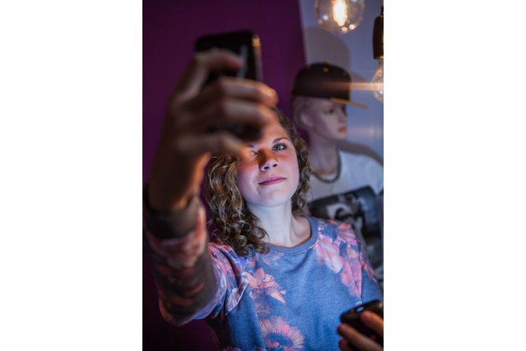 Ladina scatta già dei selfie, ma non pensa molto ai filtri e a Instagram.