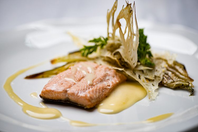 Savourez une délicieuse truite saumonée et d'autres spécialités culinaires locales.