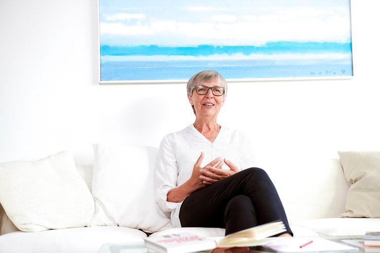 Helle Jensen est psychologue diplômée et thérapeute familiale. Elle a acquis sa grande expérience pendant de nombreuses années en tant que psychologue clinique au sein du système scolaire danois et en pratique privée. De plus, Helle Jensen a longtemps été chargée de cours dans les instituts Kempler au Danemark et en Norvège, où elle était responsable du personnel enseignant et du programme. Outre son travail dans son propre institut, elle donne notamment des cours pour Familylab Suisse. Helle Jensen est également connue comme co-auteur de Jesper Juul, le thérapeute familial le plus connu d'Europe. www.ddif.de/fortbildungsangebote/training-empathie