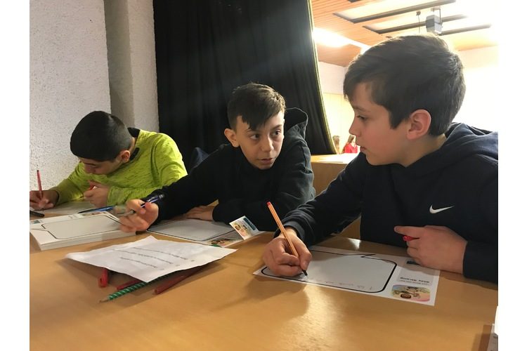 Les élèves écrivent leurs expériences en matière de harcèlement.