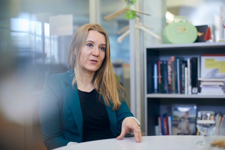 Die Medienwissenschaftlerin Ulla Autenrieth forscht an der Universität Basel zum Thema Mediennutzung und -kompetenz von Jugendlichen und jungen Erwachsenen. Daneben leitet die Mutter zweier Kinder das Projekt «Familienbilder im Social Web».