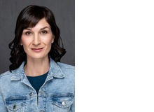 Dr. Cornelia Hotz arbeitet als Coach, Mediatorin und Autorin. In ihrer Praxis in Zug begleitet sie Personen und Familien bei der Bewältigung von Krisen, Schicksalsschlägen und Konfliktsituationen.