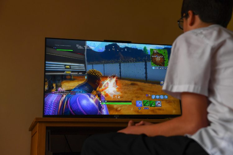 Fortnite ressemble à une bande dessinée colorée. Les parents ne doivent pas se laisser abuser par cela.