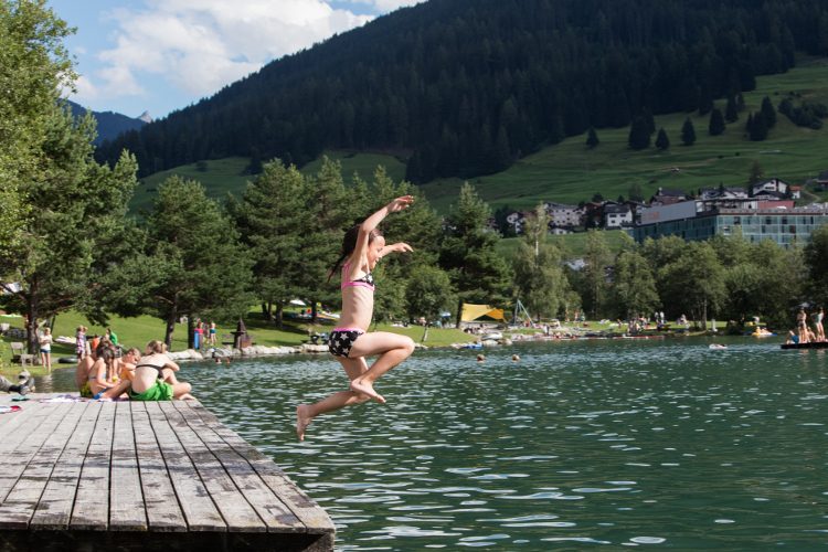 Il lago balneabile Lai Barnagn invita a rinfrescarsi.
