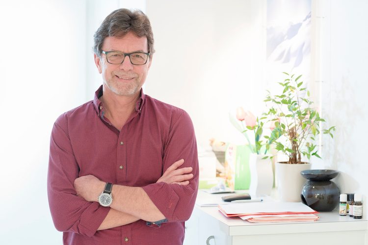 Cyril Lüdin è specialista in pediatria e adolescenti FMH e consulente in pronto soccorso emotivo. Dal 1986 gestisce il proprio studio pediatrico a Muttenz, insieme a due colleghi. È anche il pediatra responsabile del Bethesda Hospital di Basilea. www.eltern-kind-bindung.net