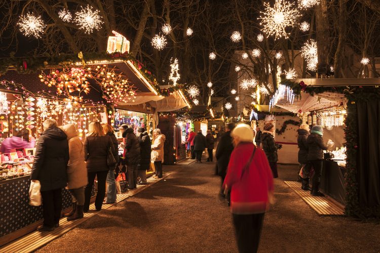 È così che Basilea si presenta in inverno, ad esempio con il mercatino di Natale in Münsterplatz.