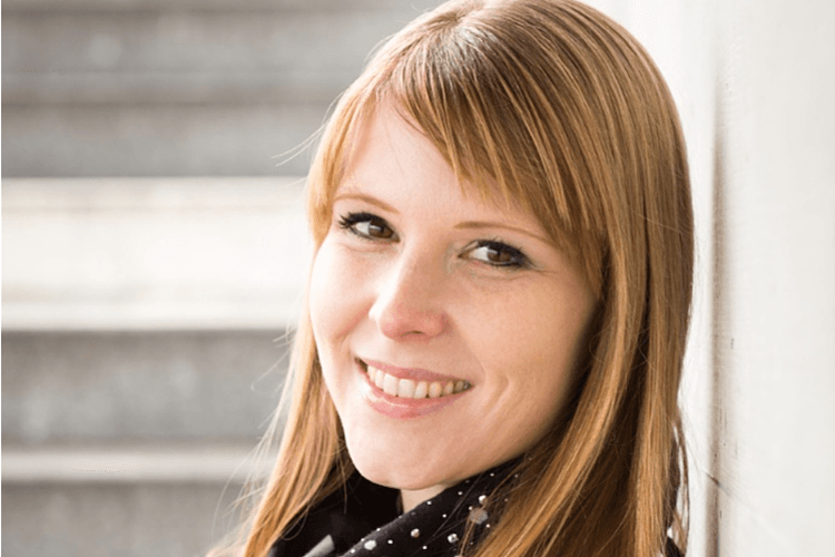 Eveline Hipeli, dott.ssa, è una scienziata della comunicazione e media educator. Lavora come docente presso l'Università di Zurigo per la formazione degli insegnanti. È madre di tre figli di età compresa tra i 4 e i 10 anni.