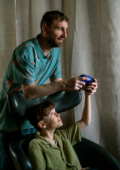 Un père et son fils en train de jouer à des jeux vidéo