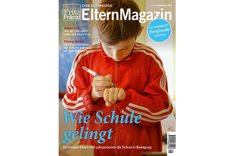 "We don't want people to pretend that a revolution is necessary because nothing is supposedly working and the school system is broken. We want to show how teachers and parents can have a positive impact and make a difference." This is how learning experts Fabian Grolimund and Stefanie Rietzler described their concept "How schools succeed" six months ago. Their conclusion in the current dossier: a lot is happening in public schools. And: If parents want to see even more change, they should support their children's teachers. "How schools succeed" - an encouraging dossier. You can order a single issue here.