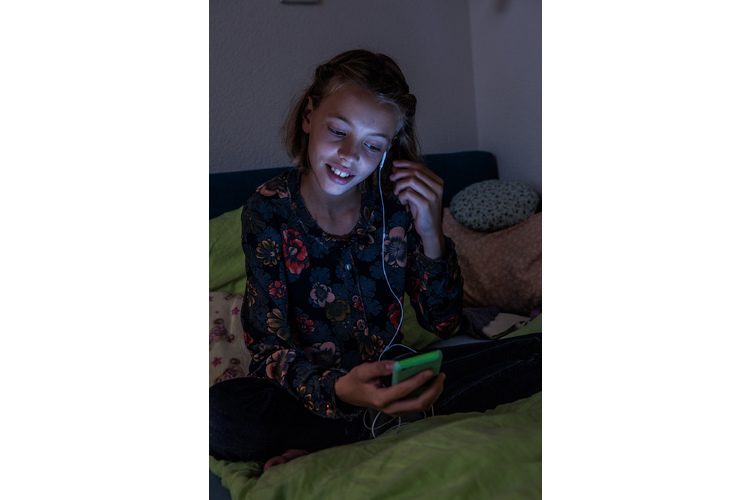 Listening to music means a lot to Julia - and of course she does it on her smartphone.