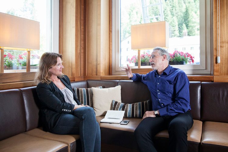 Lo psicologo Philipp Ramming in conversazione con la curatrice Claudia Landolt.