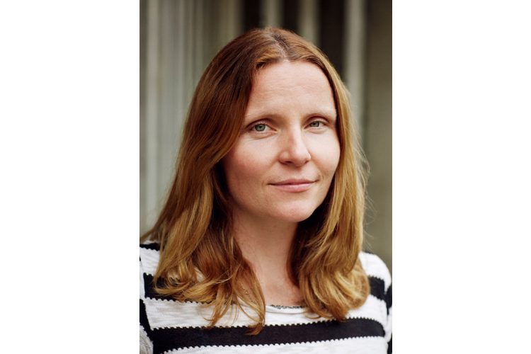 La personne : Madleina Brunner Thiam est assistante sociale HES (ZHAW), travailleuse sociale auprès des jeunes et coordinatrice des projets pour les jeunes du National Coalition Building Institute (NCBI) Suisse sur le thème de la "violence domestique". Elle vit avec sa famille à Wald dans le canton de Zurich.
