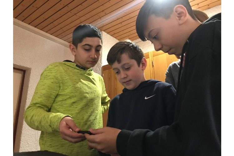 "È forte, vecchia mia!". Studenti della scuola secondaria di Embrach testano il telefono cellulare preparato.