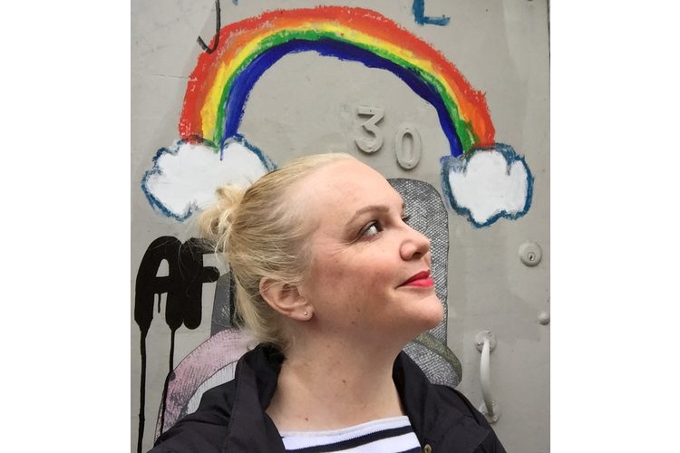 Steffi Hidber a 45 ans et vit avec son mari et ses deux filles au cœur de Zurich. La journaliste écrit avec passion sur ce qui est beau sur son blog www.heypretty.ch. Mia et Steffi Hidber y écrivent à intervalles réguliers sur des sujets qui les préoccupent dans leur quotidien de mère et de fille.