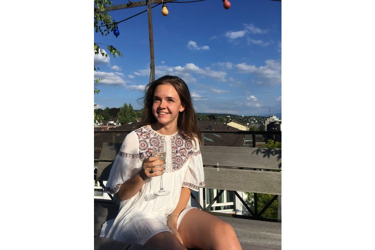 Mia a 16 ans et a commencé une formation d'assistante en soins et santé communautaire en août 2018. "J'ai vite remarqué que j'avais besoin d'un rythme de vie qui me convienne pour mieux m'intégrer dans le monde du travail. Cela signifie donc désormais que le matin, le réveil sonne à 5h45 pour que je sois à l'heure dans le service à 7h".