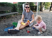 Schere, Lehm oder ebene eine Schaufel in der Hand, Hauptsache etwas Handfestes machen. Autorin Florina Schwander ist Redaktorin bei Fritz+Fränzi und Hobbybastlerin zu Hause mit ihren 2.5-jährigen Zwillingsjungs und der 4.5-jährigen Tochter.