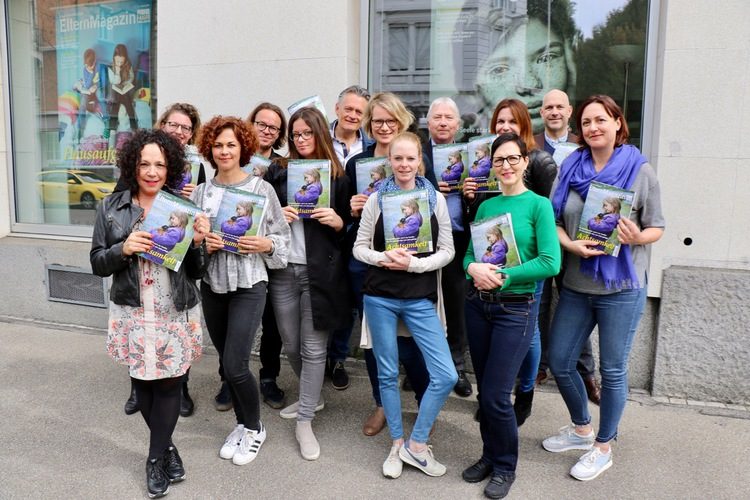 La Fondazione Elternsein, la redazione e l'editore vi ringraziano per la vostra fiducia e fedeltà! (Da sinistra a destra, prima fila: Jacqueline Zygmont, Corina Sarasin, Irena Ristic, Dominique Binder, Éva Berger e Daniela Funk. Nella fila posteriore, da sinistra a destra: Florina Schwander, Florian Blumer, Nik Niethammer, Evelin Hartmann, Thomas Schlickenrieder, Claudia Landolt e Patrik Luther). Assente dalla foto a causa delle vacanze: Bianca Fritz con il cane della redazione Sukhi.