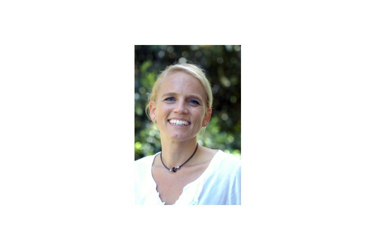 Caroline Märki est formatrice avec brevet fédéral, formatrice d'adultes et de parents FA, conseillère familiale selon Jesper Juul et directrice de familylab.ch. Elle est mariée et mère de trois enfants âgés de 12 à 16 ans. Photo : zVg