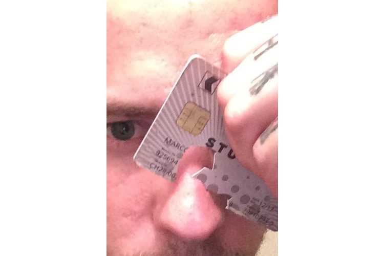 Un coup d'œil dans le porte-monnaie trahit le cocaïnomane, dit Marco.