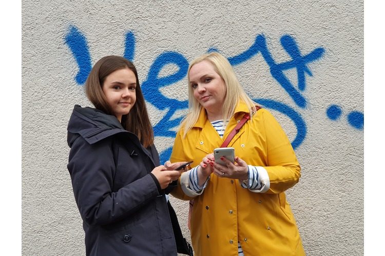 Mia Hidber ha 16 anni e ha iniziato la formazione come specialista sanitario nell'agosto 2018. Steffi Hidber ha 45 anni e vive nel centro di Zurigo con il marito e le due figlie, Lily e Mia. La giornalista scrive con passione di cose belle sul suo blog www.heypretty.ch.