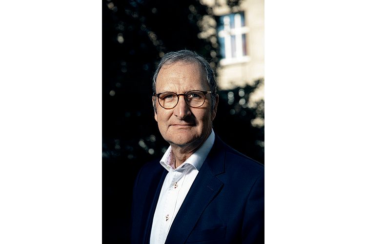 Lutz Jäncke è professore ordinario di neuropsicologia all'Università di Zurigo dal 2002 ed è autore e curatore di diversi libri. I suoi lavori scientifici sono tra l'1% dei più citati a livello mondiale. Attualmente Jäncke lavora nel campo della neuroanatomia funzionale, concentrandosi sulla plasticità corticale in relazione all'apprendimento. Jäncke ha due figli ormai grandi. Il 10 maggio sarà pubblicato il suo nuovo libro: Dall'età della pietra a Internet. L'uomo analogico nel mondo digitale. Hogrefe 2021, 192 pagine, circa 33 franchi.