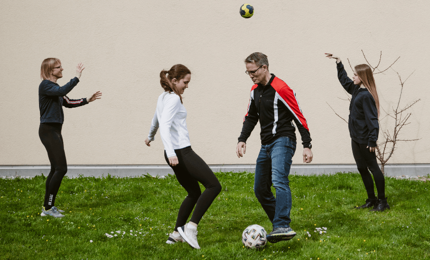 Familie Wennerlid beim Ballspiel