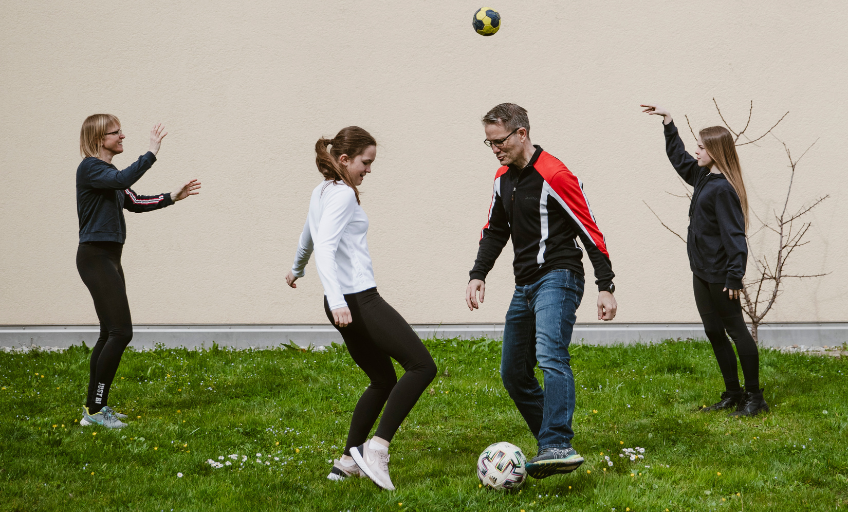 Familie Wennerlid beim Ballspiel