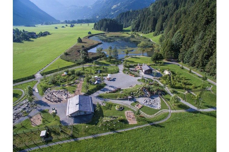 Giocare al parco giochi Alpkultur di Lenkerseeli.