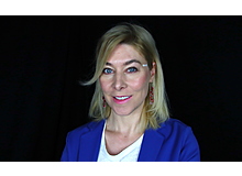 Anna Jelen, 42, eine typische Schwe-Schwe* ist Zeitexpertin, Keynote-Speakerin und Podcasterin. Sie hat ein Bonuskind** namens Nina, 12 Jahre alt, und lebt mit ihrem Ehemann Samuel in Arosa und teilweise in Schweden. * Schweizerin/Schwedin** nennt man in Schweden ein Kind, das der Partner mit in die Beziehung bringt