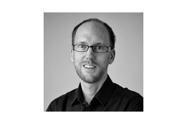 Michael Plüss est un psychologue du développement suisse et professeur à la Queen Mary University de Londres. Ses recherches portent principalement sur l'hypersensibilité chez les enfants. En 2019, il dirigera un projet de recherche dans le canton du Tessin sur la sensibilité accrue des enfants scolarisés au cours du premier cycle scolaire.