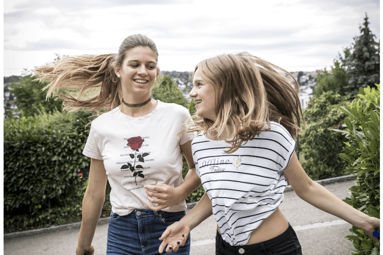 Giulia e Kaja si conoscono da quando erano piccole. Ciò che accomuna le quattordicenni sono soprattutto gli hobby: entrambe fanno acrobazie, amano il circo e vanno a cavallo insieme. In "Ci chiedono spesso se siamo sorelle!", loro e altri bambini raccontano le loro amicizie.