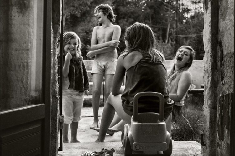Le photographe français Alain Laboile est père de six enfants. Pendant de nombreuses années, il a immortalisé avec son appareil photo la vie tumultueuse de sa famille dans le sud-ouest de la France. Les photos présentées ici datent de 2014. www.laboile.com