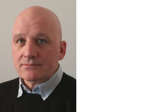 Tom Felber ist freier Journalist, Gerichtsreporter und Vorsitzender der unabhängigen Kritikerjury «Spiel des Jahres». Ihn fasziniert immer wieder aufs Neue, wie man unterschiedlichste Menschentypen mit einem simplen Kartenspiel zusammen für Stunden an einen Tisch fesseln und dabei erst noch ziemlich gut kennenlernen kann.
