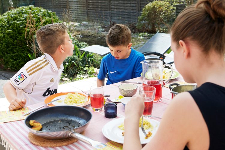 Si piacciono e si azzuffano: Michelle, 14 anni, con i fratelli Beni, 11 anni, e Moritz, 9 anni.