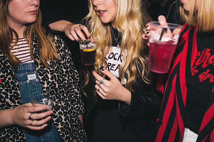 Der Alkoholkonsum von Jugendlichen ist in der Schweiz seit fünf, sechs Jahren konstant. Aber es verfestigen sich Muster wie das Rauschtrinken. (Bild: GettyImages)