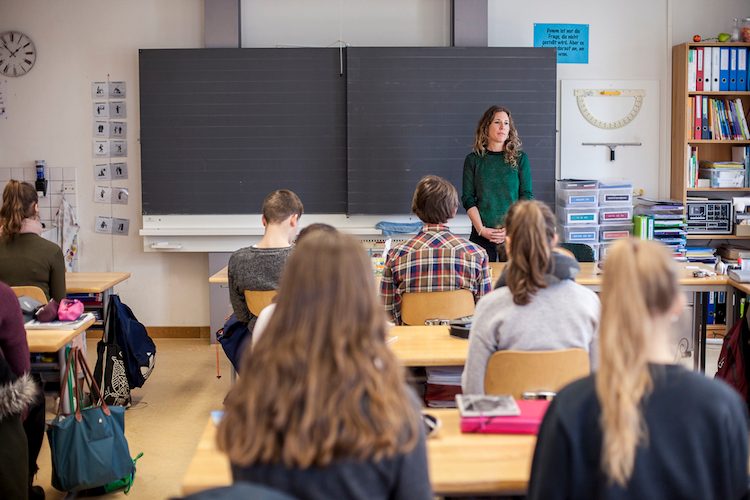 Füsse auf den Boden, Rücken gerade, Augen zu, bei sich sein. Schüler der Mariahilf-Schule in Luzern üben sich in Achtsamkeit.