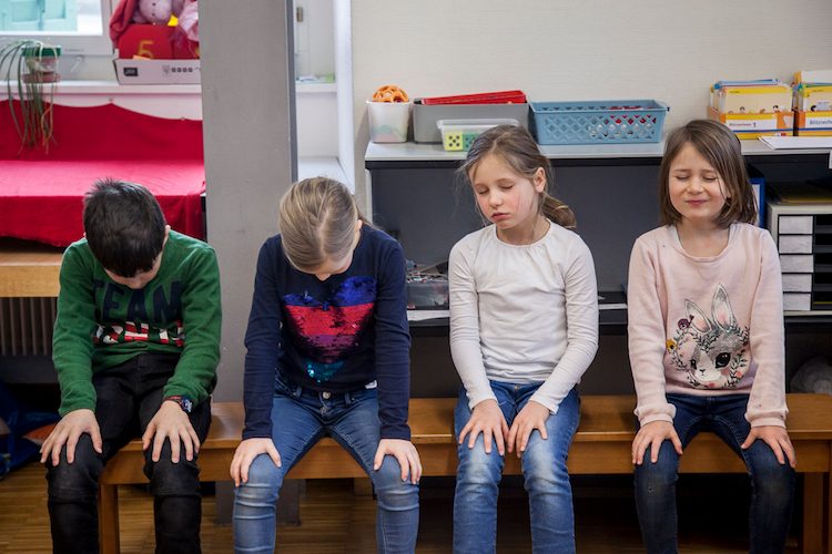 In Schulen, in denen Achtsamkeit gelehrt wird, gibt es weniger Streit.