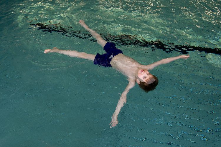 Se si riesce a galleggiare sull'acqua, si risparmia energia. Ma è più difficile di quanto sembri.