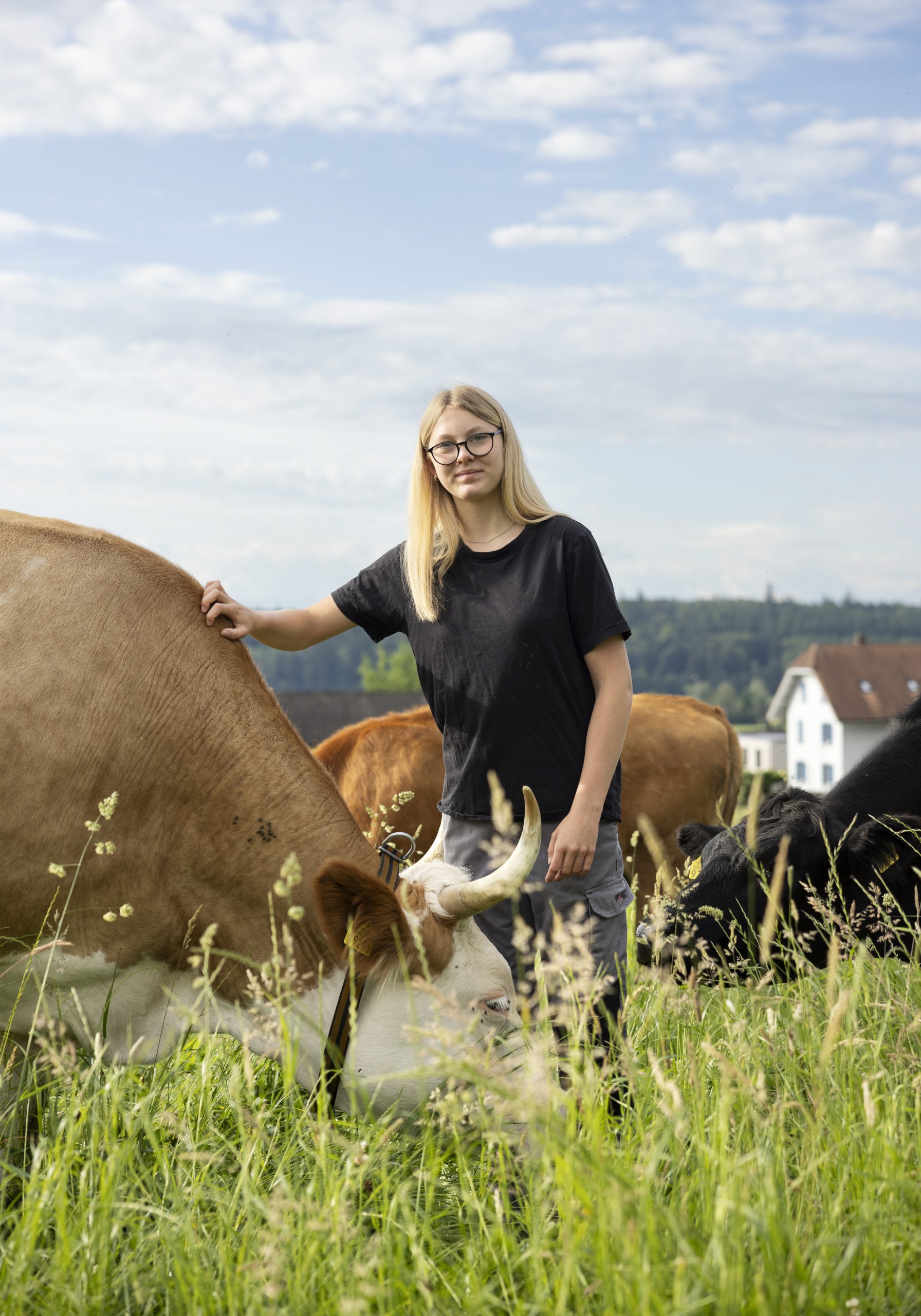 Brückenangebot: Eine Jugendliche bei der Arbeit mit Kühen auf einem Bauernhof
