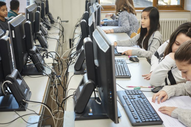 Lezioni di programmazione in una scuola elementare di Basilea. Foto: Christian Aeberhard / 13 Foto