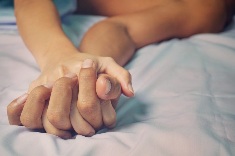 "Abbiamo appena fatto sesso insieme. È un bene per noi come coppia". Beate Wanka è favorevole a che i genitori parlino apertamente di sessualità con i loro figli. Immagine: iStock