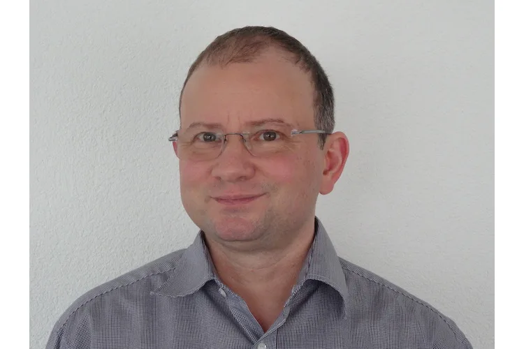 Matthias Huber, 49, lic. phil., ist Psychologe an der Uniklinik für Kinder- und Jugendpsychiatrie und Psychotherapie der UPD Bern. Er arbeitet im Spezialbereich Autismus in der Diagnostik, Beratung und Therapie. Die Zuweisung erfolgt über Ärztinnen und Ärzte sowie über Psychotherapeutinnen und Psychotherapeuten an die jeweiligen Zweigstellen der KJP im Kanton Bern. Kontakt: info.kjpp@upd.ch, www.upd.ch